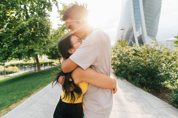 Asiático Jovem Casal Livre Abraço Com Carinho Proteção Beijos Testa — Fotografia de Stock