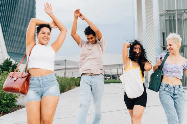 Grupo Amigos Multiétnicos Livre Dança Sentindo Livre Conjunto Ligação Divertindo — Fotografia de Stock