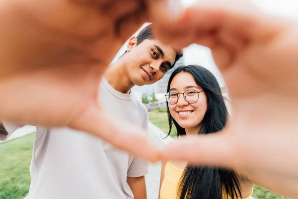 Jovem Asiático Casal Amor Livre Fazendo Coração Com Mãos Sorrindo — Fotografia de Stock