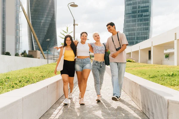 Grupo Amigos Multiétnicos Abrazando Caminar Vinculación Aire Libre Socializar Divertirse — Foto de Stock