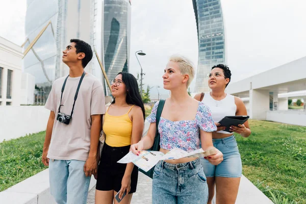 Gruppo Multietnico Amici Turistici All Aperto Utilizzando Mappa Visite Turistiche — Foto Stock