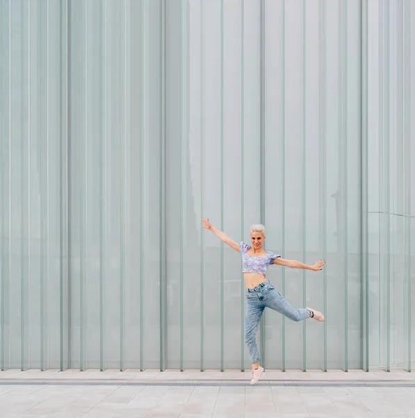 Mujer Caucásica Joven Saltando Aire Libre Celebrando Éxito Sintiéndose Libre — Foto de Stock