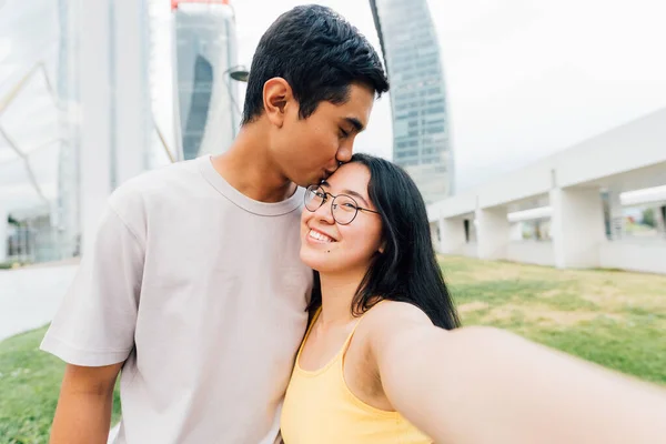 Mladý Asijský Pár Lásce Venku Přičemž Selfie Líbání Čelo Šťastný — Stock fotografie