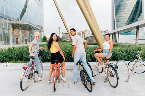 Grupo Multiétnico Amigos Posando Bicicleta Aire Libre Disfrutando Transporte Alternativo — Foto de Stock