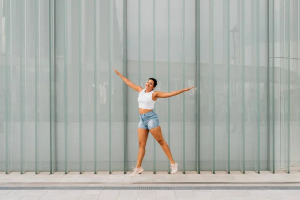 Junge Mixed Springerin Feiert Erfolg — Stockfoto