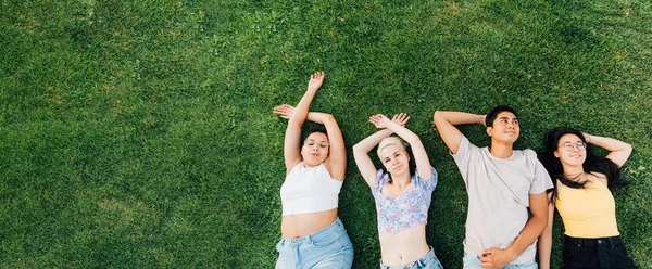 Grupo Jóvenes Amigos Multiétnicos Aire Libre Yaciendo Hierba Sonriendo Sentirse — Foto de Stock