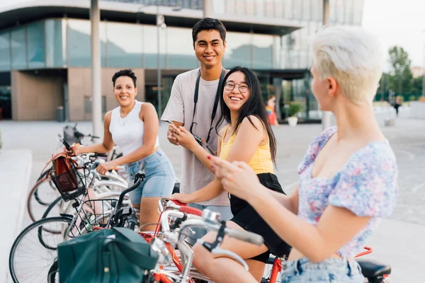 Grupo Amigos Multiétnicos Aire Libre Montando Bicicletas Usando Teléfono Inteligente — Foto de Stock