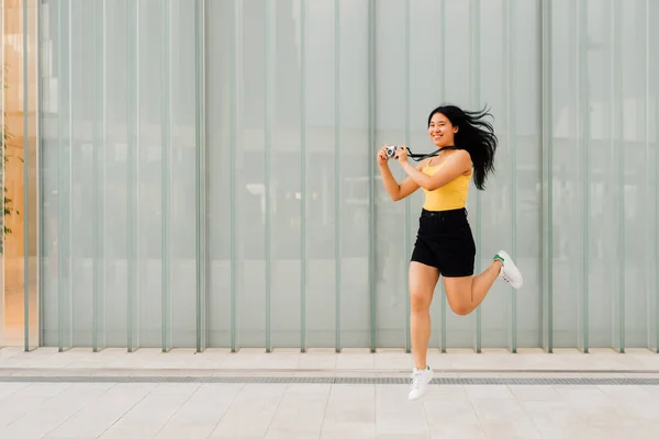 Joven Asiático Mujer Aire Libre Freelance Fotógrafo Saltar Celebrando Éxito — Foto de Stock