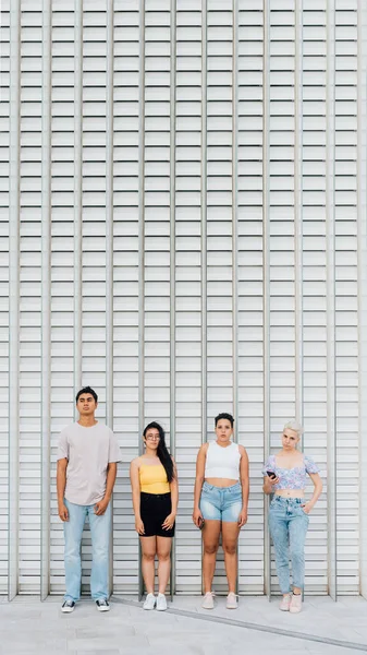 Grupo Amigos Multiétnicos Posando Aire Libre Pared Mirando Cámara Confianza — Foto de Stock