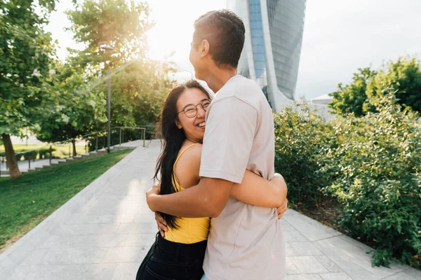 Asiático Jovem Casal Livre Abraçando Amor Com Carinho Proteção Sorrindo — Fotografia de Stock