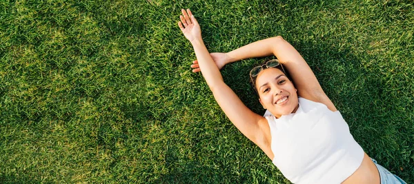 Junge Multiethnische Frau Freien Liegend Gras Lächelnd Sich Frei Und — Stockfoto