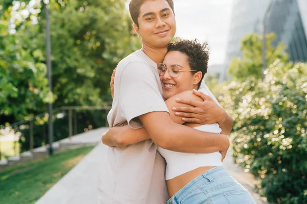 Jovens Amigos Multiétnicos Abraçando Livre Abraçando Afetuoso Ligação — Fotografia de Stock