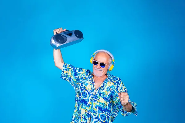 Senior Mężczyzna Taniec Clubbing Boombox Słuchawki Bezprzewodowe Zabawy Wakacje — Zdjęcie stockowe
