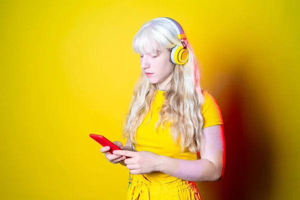 Geïsoleerde Blanke Jonge Vrouw Met Behulp Van Smartphone Koptelefoon Muziek — Stockfoto