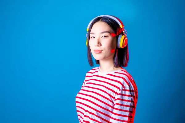 Joven Asiática Mujer Escuchando Música Auriculares Posando Sonriente Aislado Con — Foto de Stock