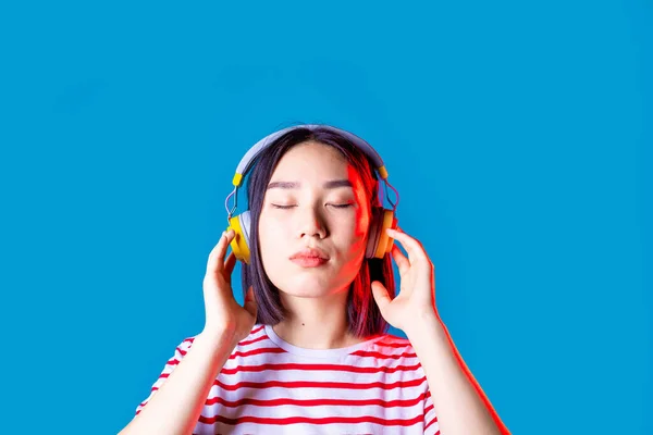 Νεαρή Ασιάτισσα Γυναίκα Που Ακούει Μουσική Γαλήνια Μάτια Κλειστά Απομονωμένα — Φωτογραφία Αρχείου