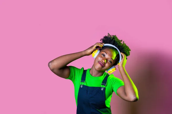 Jong Zwart Vrouw Geïsoleerde Copyspace Achtergrond Genieten Luisteren Muziek Dragen — Stockfoto