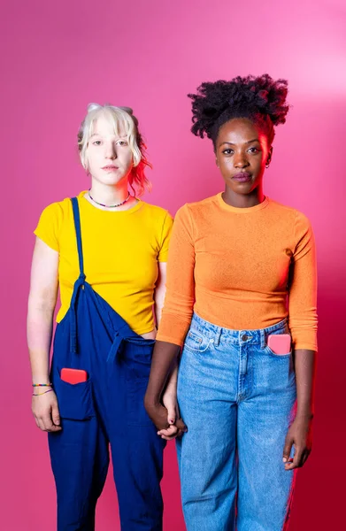 Geïsoleerde Blanke Zwarte Vrouw Die Samen Hand Hand Poseren Voor — Stockfoto