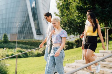 Bir grup çok ahlaklı genç arkadaş dışarıda yürüyüp sohbet ediyor ve birlikte olmanın ve iyi bir arkadaşlığın tadını çıkarıyorlar.