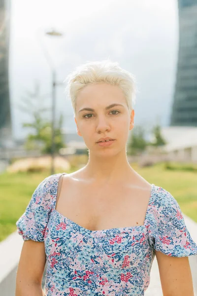 Porträtt Självsäker Kaukasiska Kvinna Poserar Utomhus Fri Och Attityd — Stockfoto