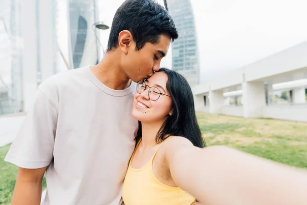 Jovem Asiático Casal Amor Livre Tomando Selfie Beijos Testa Sorrindo — Fotografia de Stock