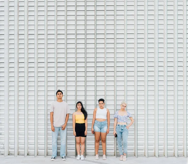 Grupo Amigos Multiétnicos Livre Posando Parede Olhando Câmera Confiante Atitude — Fotografia de Stock