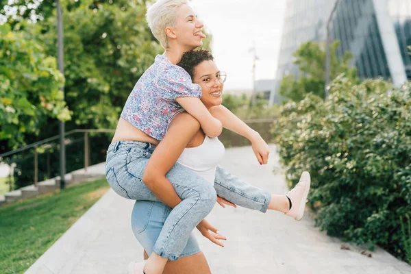 Dos Jóvenes Mujeres Multiétnicas Abrazando Caballo Aire Libre Cuestas Sonriente —  Fotos de Stock