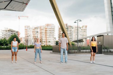 Genç katırcı gruptaki arkadaşlar kendilerine güveniyorlar ve ciddiler.