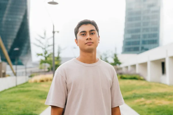 Retrato Joven Asiático Amigable Hombre Posando Aire Libre Sonriente Confiado —  Fotos de Stock