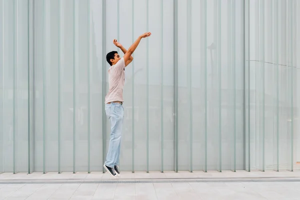 Joven Asiático Hombre Jugando Baloncesto Con Tiro Libre Gesto Aire —  Fotos de Stock