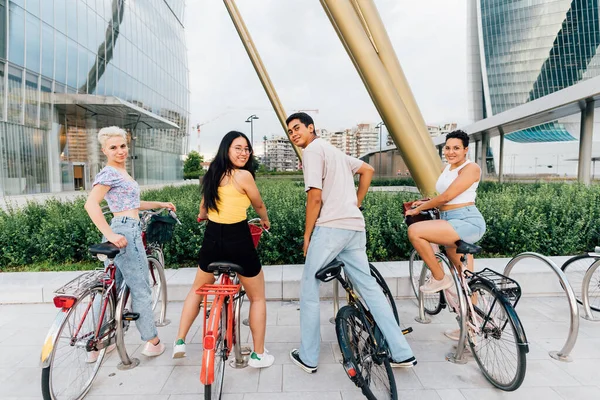 Grupo Multiétnico Amigos Posando Bicicleta Aire Libre Disfrutando Transporte Alternativo — Foto de Stock