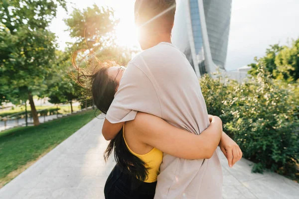 亚洲年轻夫妇在户外拥抱 爱慕爱情 保护自己 面带微笑 — 图库照片