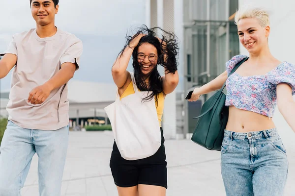 Grupo Jóvenes Muliétnicos Amigos Caminando Aire Libre Día Ventoso Sonriendo — Foto de Stock