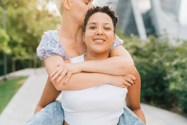 Dos Jóvenes Mujeres Multiétnicas Abrazando Caballo Aire Libre Cuestas Sonriente —  Fotos de Stock