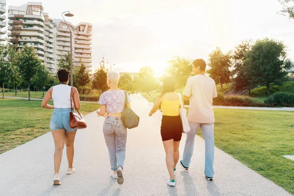 Tillbaka Visa Grupp Multietniska Unga Turist Vänner Utomhus Kul Promenader — Stockfoto