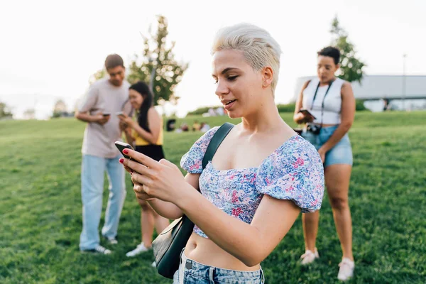 Tânără Femeie Caucaziană Fericită Aer Liber Folosind Mâna Smartphone Ului — Fotografie, imagine de stoc