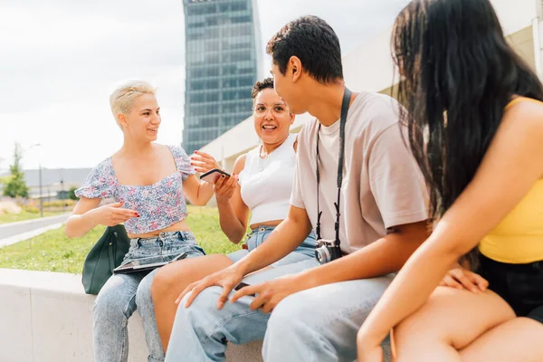 Gruppe Junger Multiethnischer Freunde Die Draußen Sitzen Und Miteinander Reden — Stockfoto