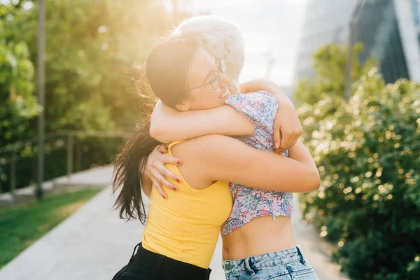 两名年轻的多民族女性拥抱在户外 欢快地拥抱 表达爱意 — 图库照片