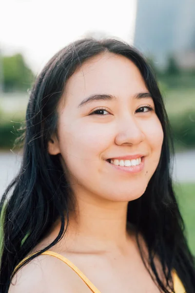 Porträtt Ung Asiatisk Vänlig Kvinna Poserar Utomhus Leende — Stockfoto