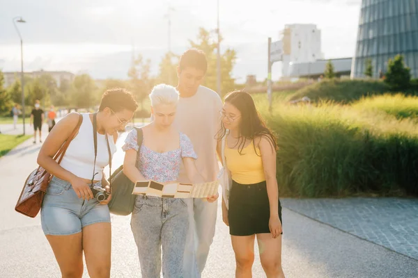 Multiétnico Grupo Turístico Amigos Aire Libre Utilizando Mapa Turismo Divertirse — Foto de Stock