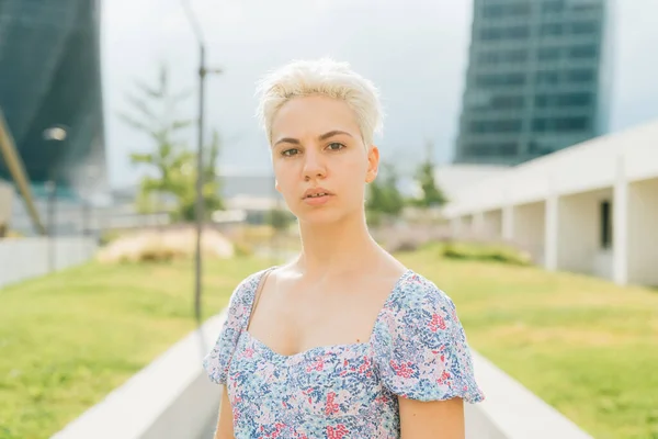 Portret Van Een Zelfverzekerde Blanke Vrouw Poseren Outdoor Gratis Houding — Stockfoto