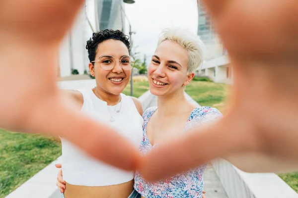 Joven Homosexual Multiétnico Lesbiana Pareja Aire Libre Haciendo Corazón Forma — Foto de Stock