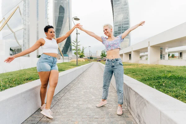 Dwie Wielonarodowe Kobiety Przyjaciele Odkryty Uczucie Wolny Razem Bonding Zabawy — Zdjęcie stockowe