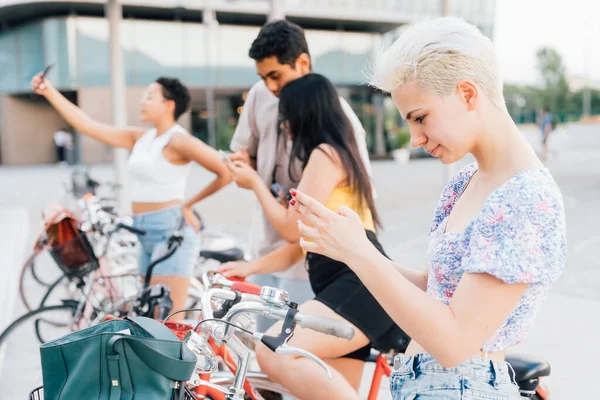 Groupe Amis Plein Air Utilisant Smartphone Équitation Vélo Surf Web — Photo