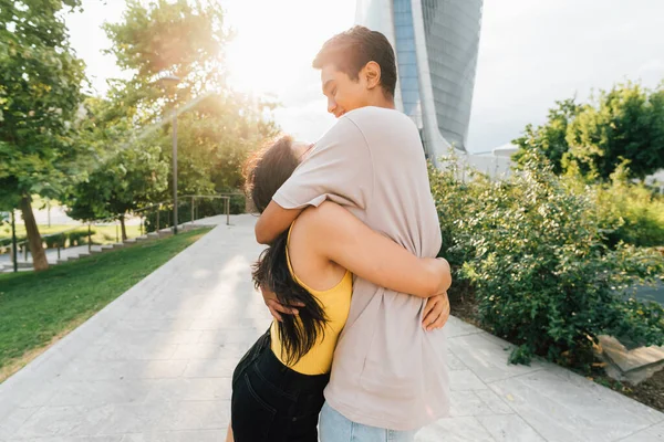 Asiática Joven Pareja Aire Libre Abrazo Amor Con Afecto Protección — Foto de Stock