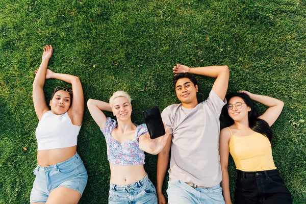 Grupo Jóvenes Amigos Multiétnicos Aire Libre Yaciendo Hierba Sonriendo Sentirse — Foto de Stock