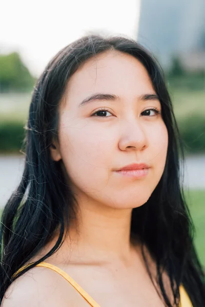 Porträtt Självsäker Asiatisk Kvinna Utomhus Känsla Fri Visar Attityd — Stockfoto