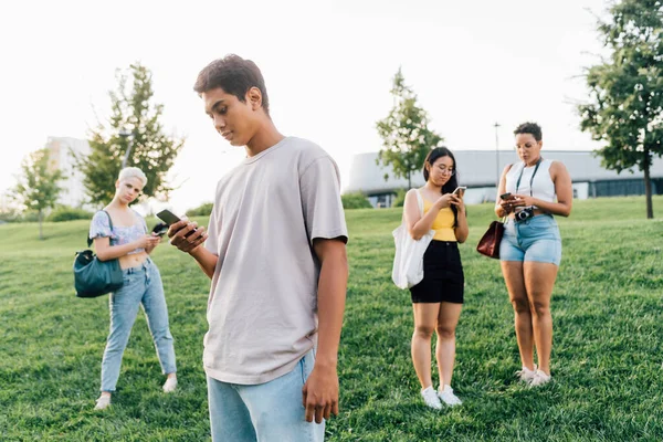 Mladý Šťastný Asijský Muž Venkovní Pomocí Smartphone Ruční Držení Úsměvem — Stock fotografie