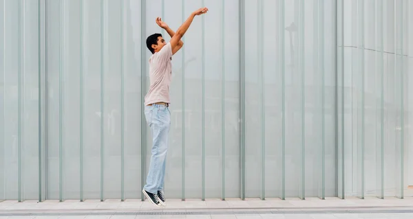 Junger Asiatischer Mann Spielt Basketball Mit Freiwurf Geste Freien Werbung — Stockfoto