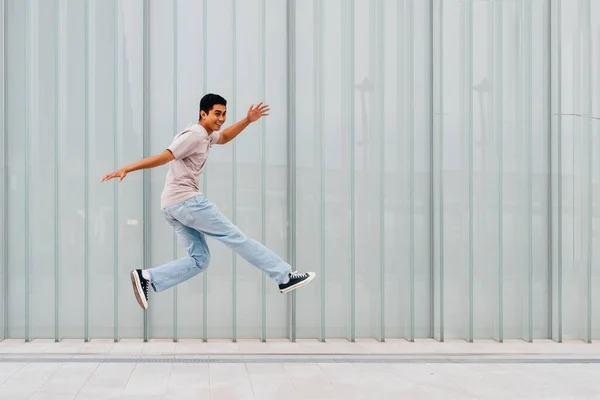 Joven Asiático Hombre Aire Libre Saltar Celebrando Éxito Sintiéndose Libre —  Fotos de Stock